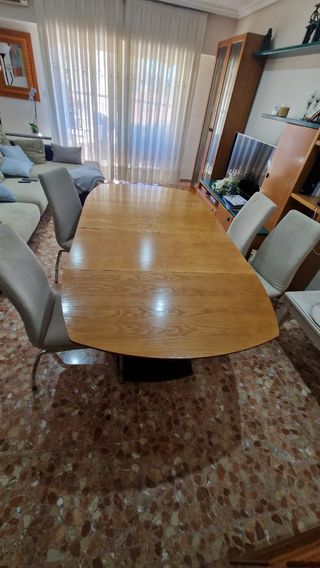 Mesa de comedor y 4 sillas.