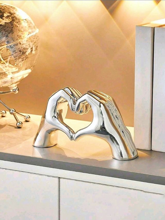 Decoración plateada en forma de corazón