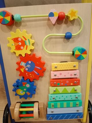 Correpasillos de madera con actividades