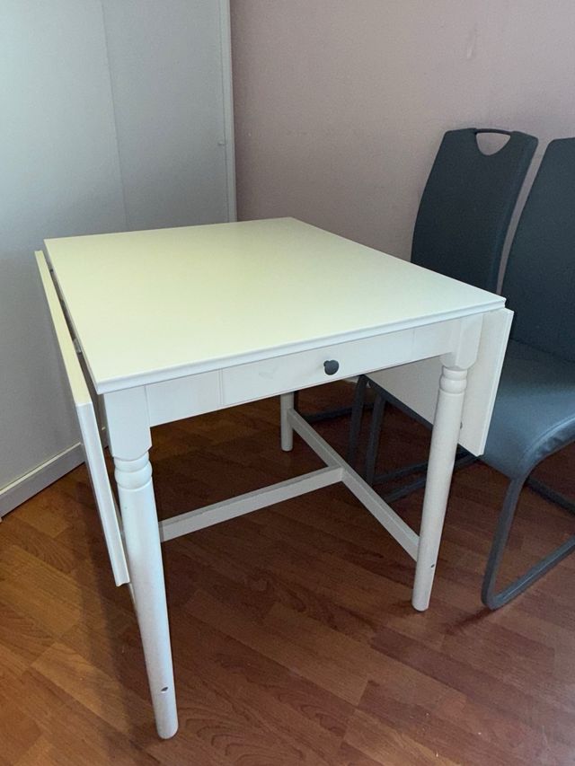 Mesa de comedor con sillas nueva