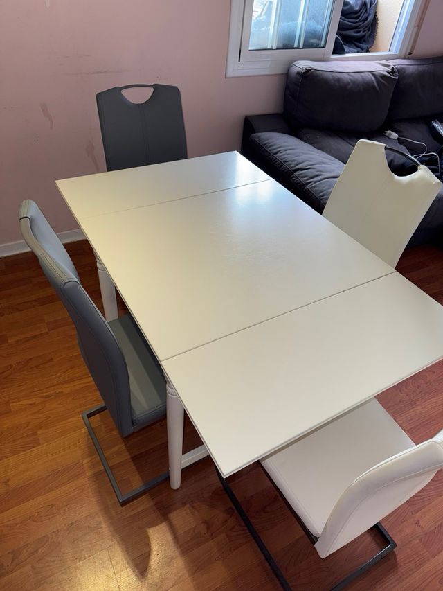 Mesa de comedor con sillas nueva