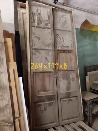 Puerta doble co contraventanas.