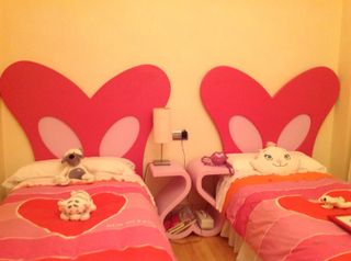 Cabecero infantil único con diseño de mariposa
