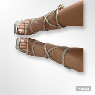 Sandalias doradas de tacón 