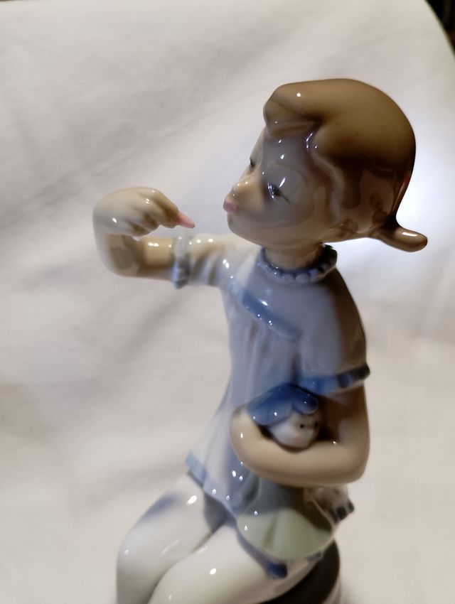 Figura de Lladró. Niña con muñeca