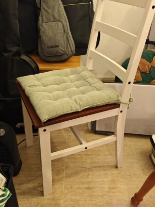 Mesa y 4 sillas con cojines verdes
