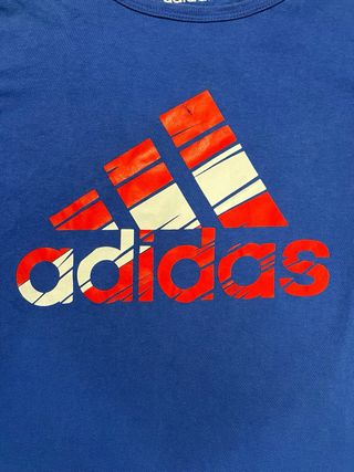Camiseta Adidas azul con logo rojo y blanco M