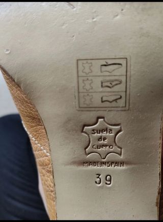 Zuecos cuero marrón beige