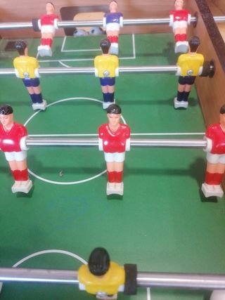 Futbolín infantil de madera y metal