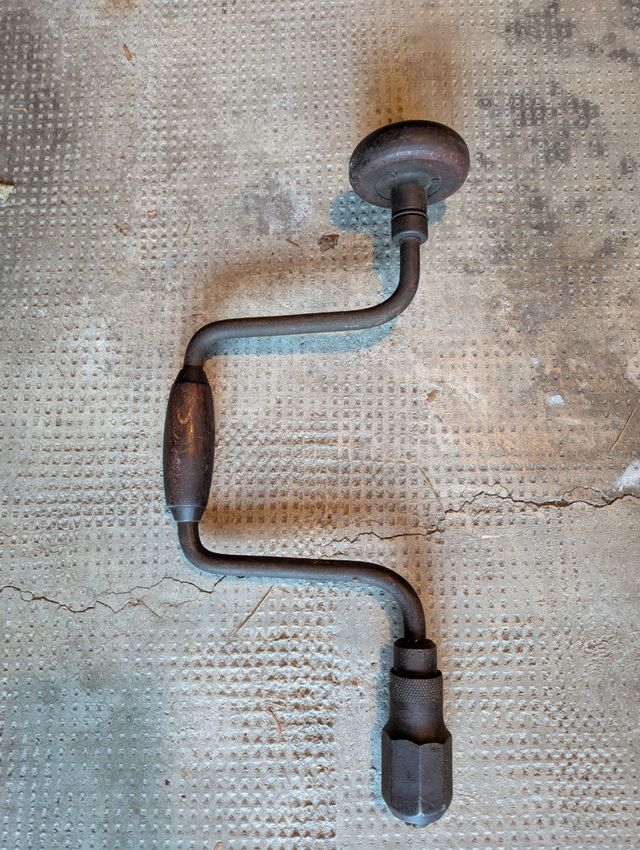 Taladro manual vintage antiguo 