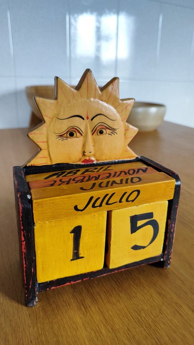 Calendario de madera sol