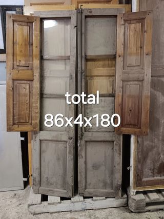 Puerta doble con contraventana.