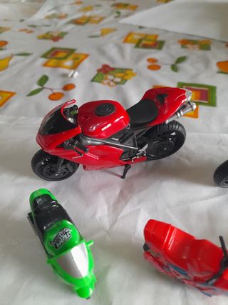 Lotto 6 piccole moto più 2 più grandi 