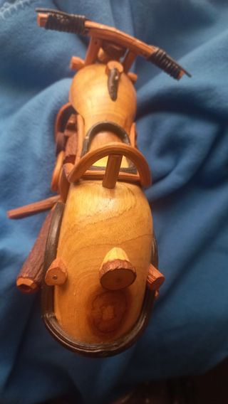 Moto madera y mimbre