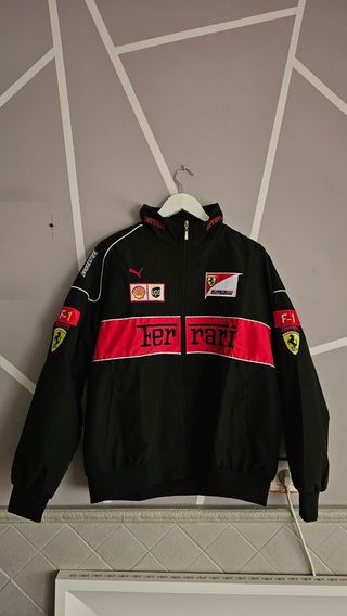 Chaqueta Ferrari.

