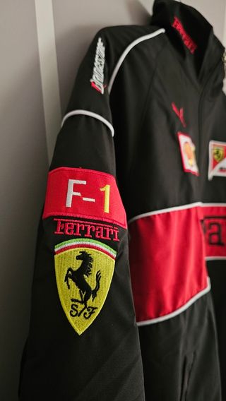 Chaqueta Ferrari.
