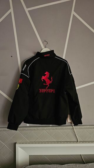 Chaqueta Ferrari.
