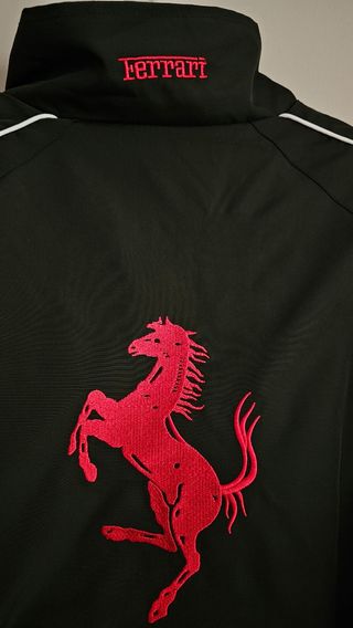 Chaqueta Ferrari.
