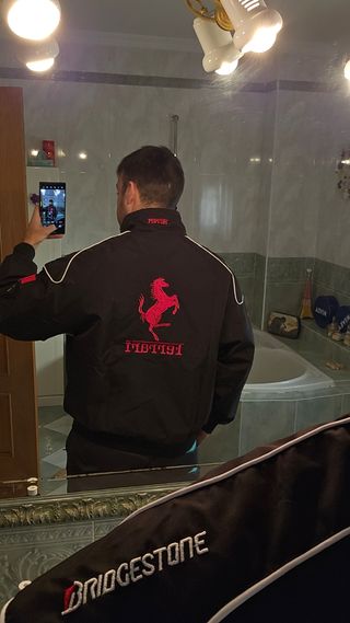 Chaqueta Ferrari.
