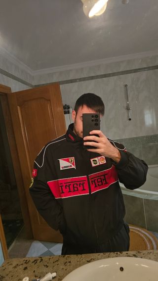 Chaqueta Ferrari.
