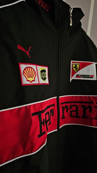 Chaqueta Ferrari.
