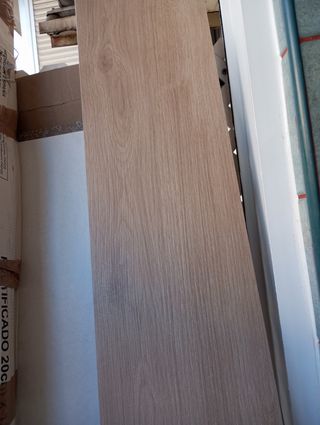 Suelo porcelánico rectificado efecto madera Haya .