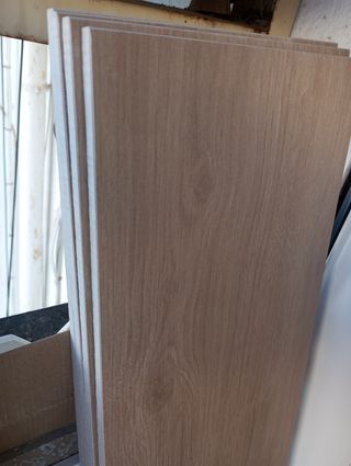 Suelo porcelánico rectificado efecto madera Haya .