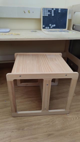Mesa y 2 sillas montessori