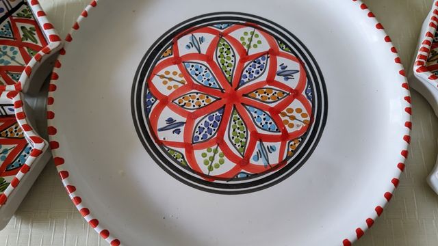 Bandeja para aperitivos decorada de cerámica .