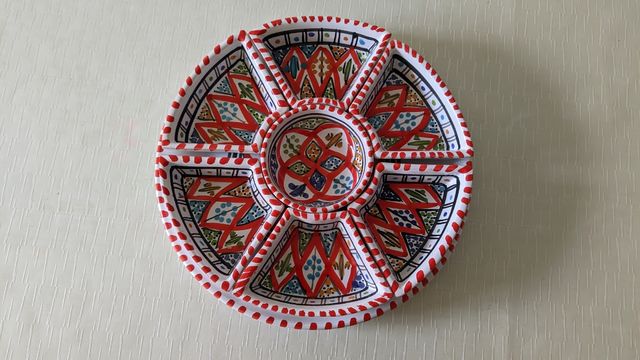 Bandeja para aperitivos decorada de cerámica .