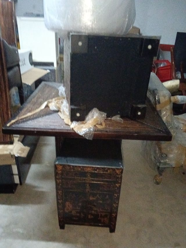 Lamparas, sillas, y mesas