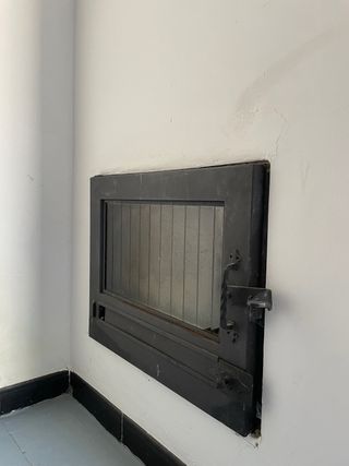 Dos estufas  de leña en una con horno