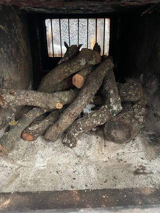 Dos estufas  de leña en una con horno