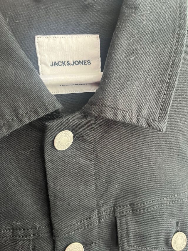 Cazadora vaquera color negra. Nueva