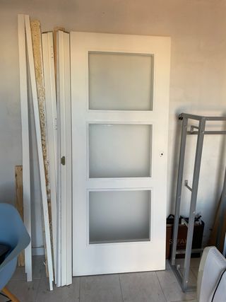 Puerta interior de madera con cristal translucido