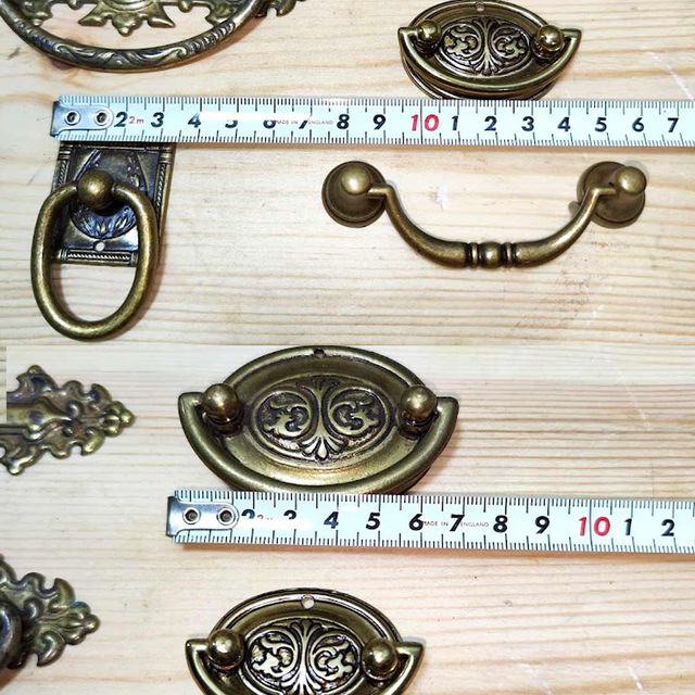 Maniglie, cassetti e armadi antichi
