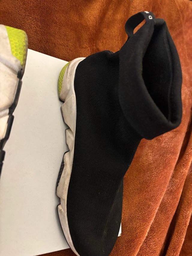 Scarpe Nere e Gialle Calzino