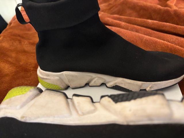 Scarpe Nere e Gialle Calzino