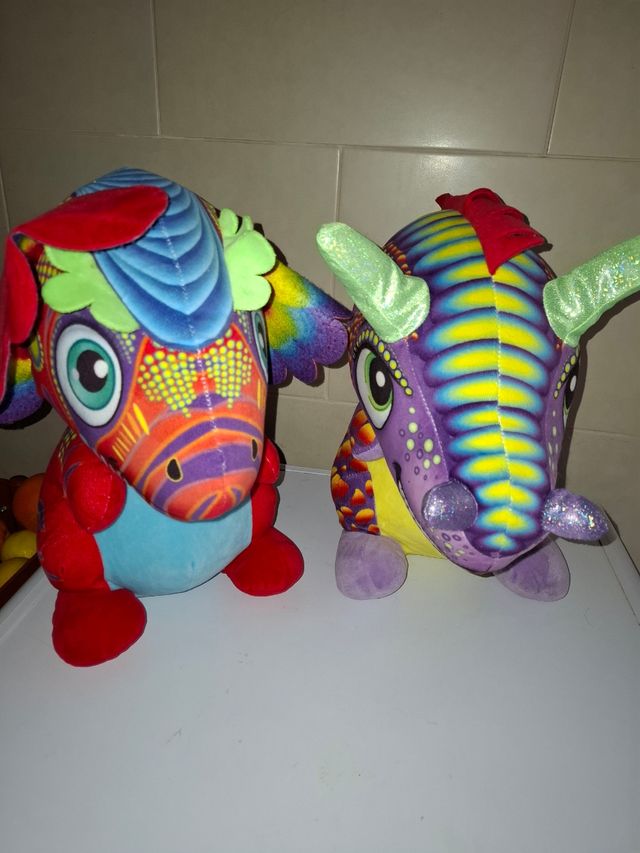 2 peluches Dinosaurios