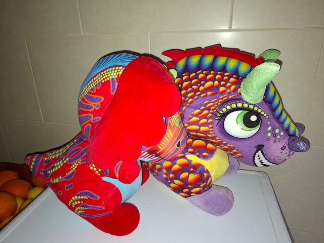 2 peluches Dinosaurios