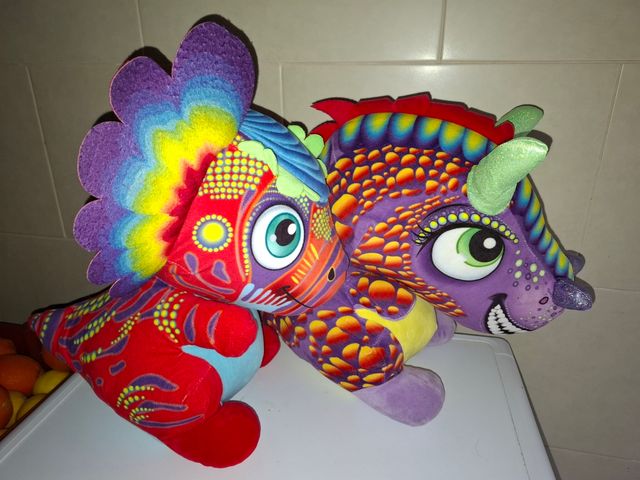 2 peluches Dinosaurios