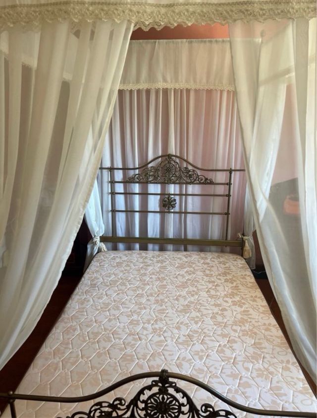 Elegante Cama de Dosel