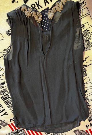 Blusa con adornos plateados