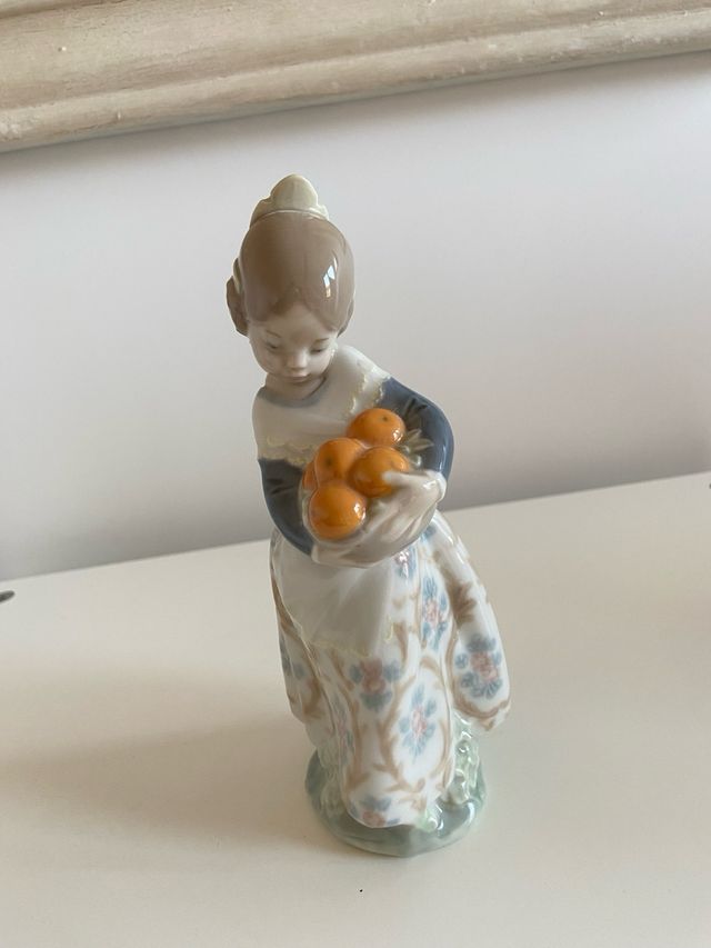 Figura porcelana LLADRÓ fallera con naranjas 