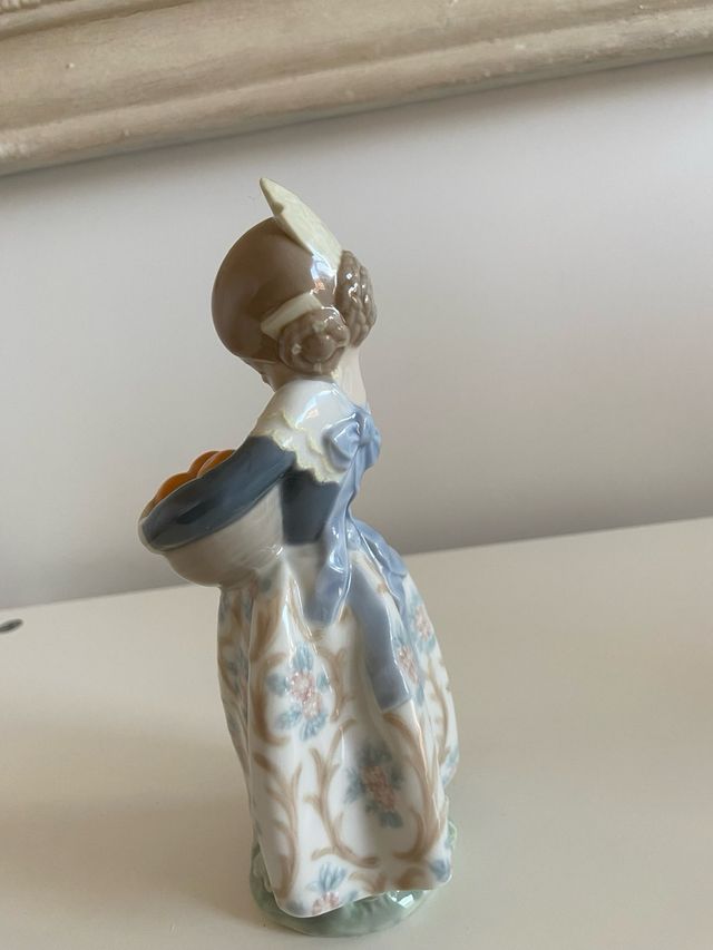 Figura porcelana LLADRÓ fallera con naranjas 