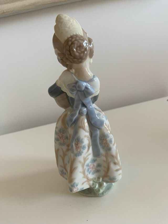 Figura porcelana LLADRÓ fallera con naranjas 