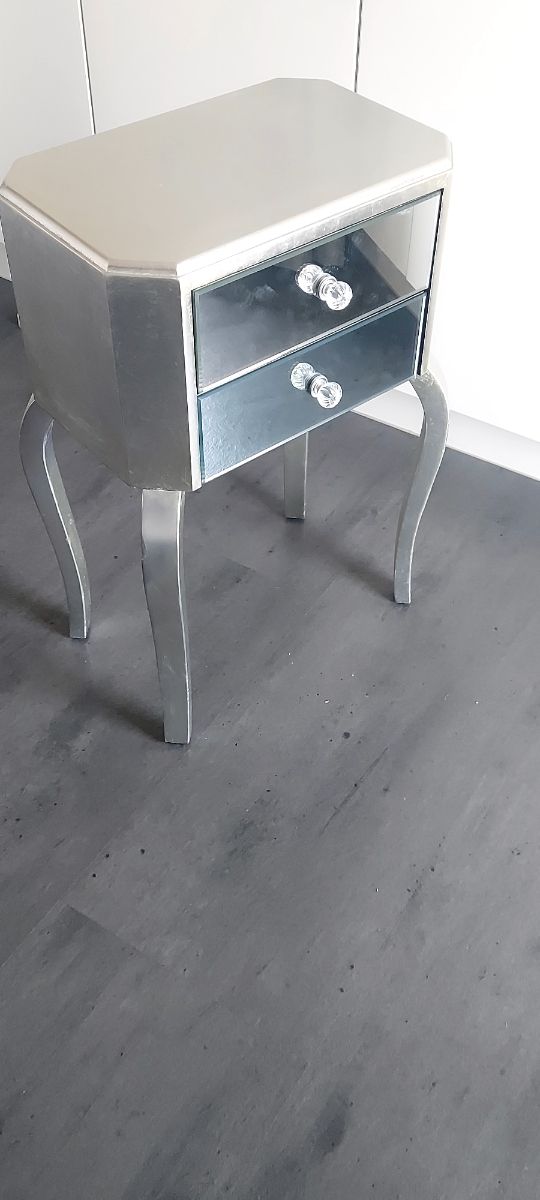 Mesita de noche plateada