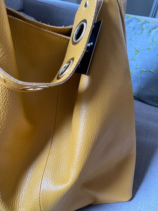 Bolso de piel con apliques color mostaza