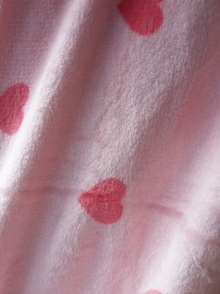 Manta multiusos corazones coralina 120x190