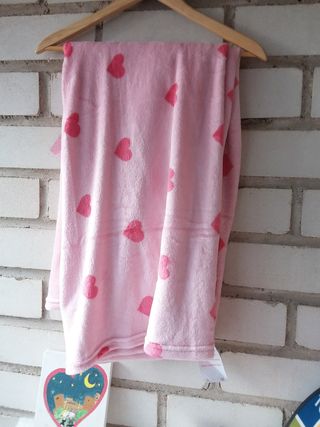 Manta multiusos corazones coralina 120x190